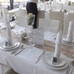 Tischdeko mit Stuhlhussen bei Hochzeitsfeier